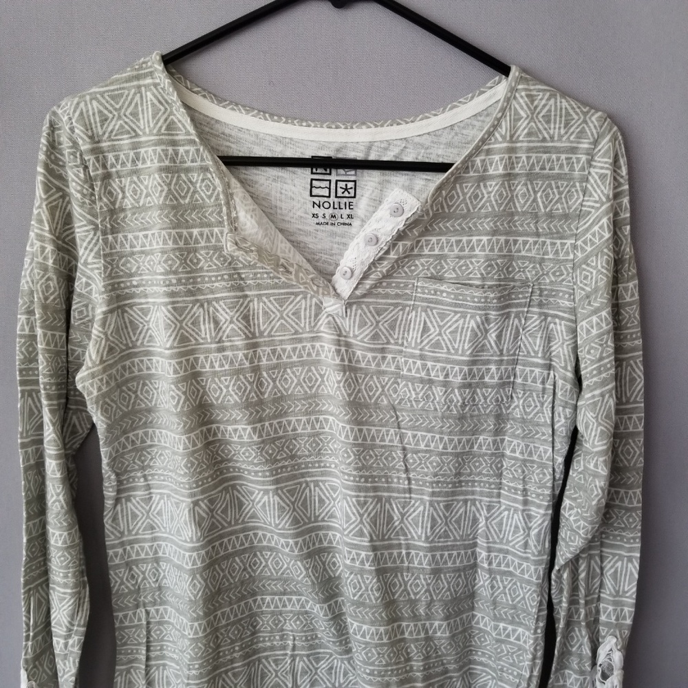 X NOLLIE JUNIORS V NECK CROCHET SLEEVE HEM BLOUSE - Picture 3 of 8